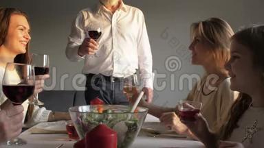 一家人在家吃晚餐，喝红酒，品尝美食